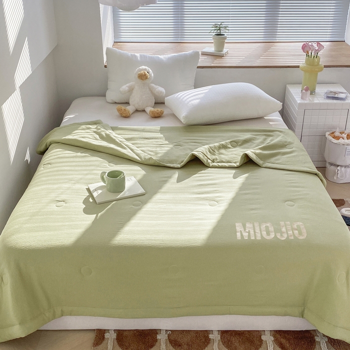 91家纺网 家纺一手货源 找家纺 梦恬佳  2024新款泡泡纱羽丝棉夏被 春日抹茶