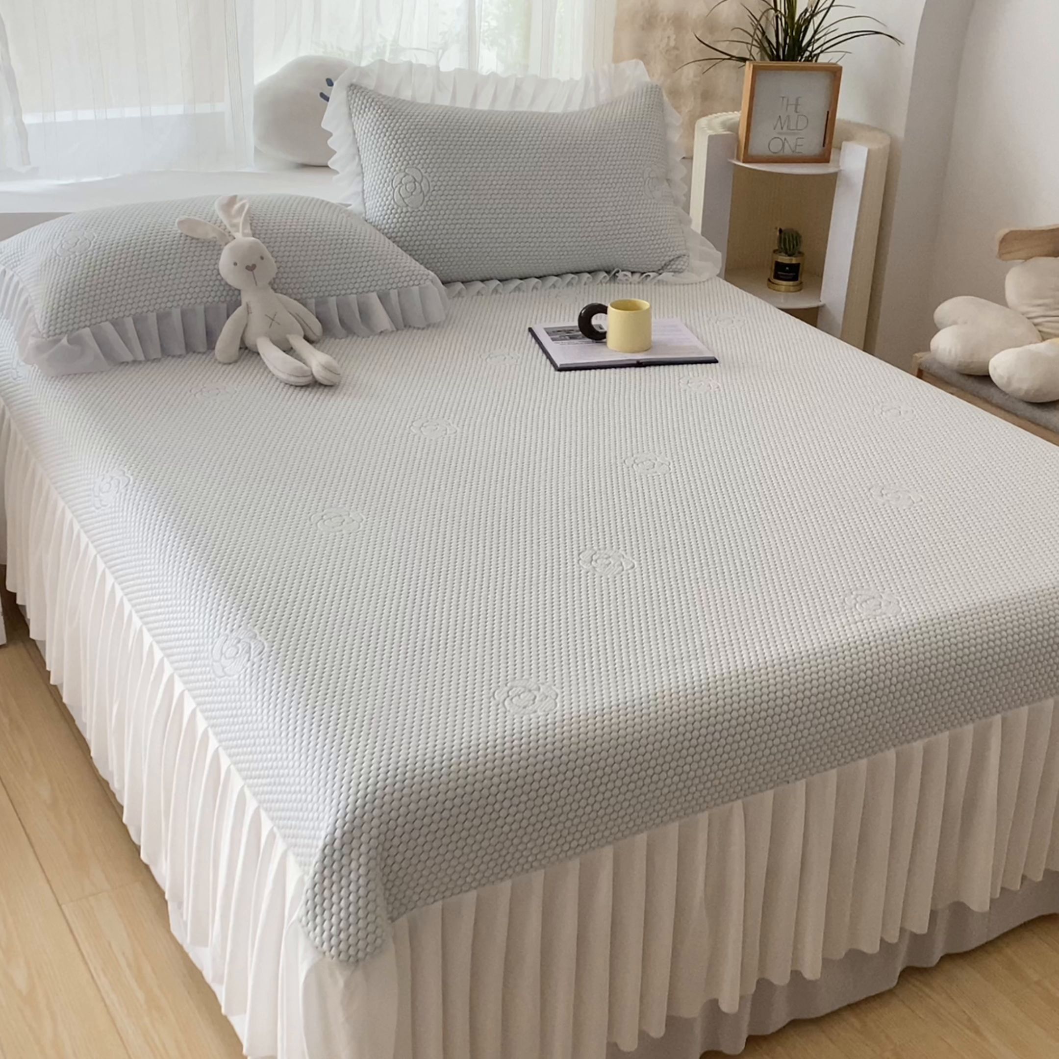 91家纺网 家纺一手货源 找家纺 鑫姿席业 2025新款A类抗菌冰豆豆床裙款凉席-花朵系列 冰豆绿