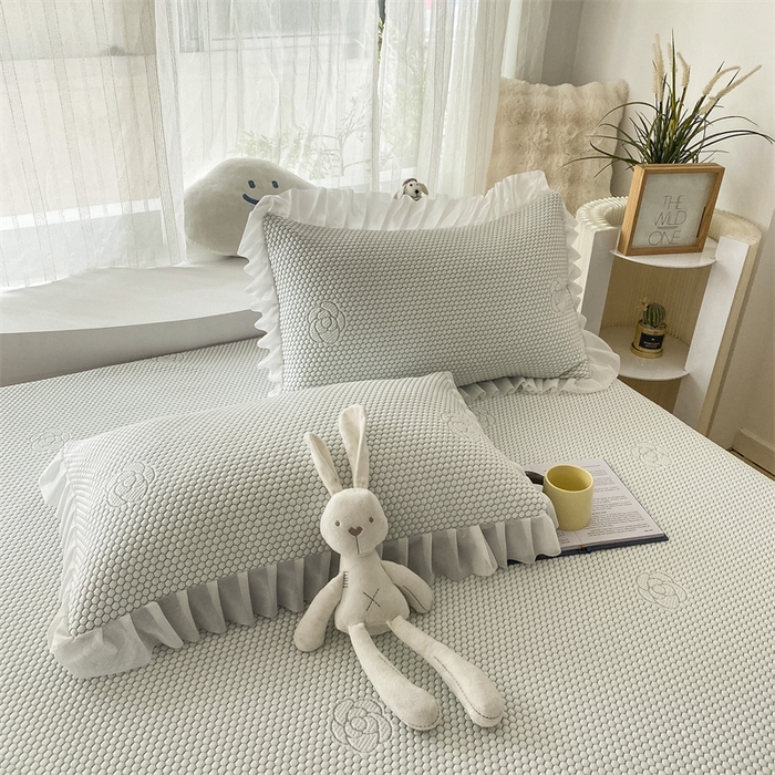 91家纺网 家纺一手货源 找家纺 鑫姿席业 2025新款A类抗菌冰豆豆床裙款凉席-花朵系列 冰豆绿