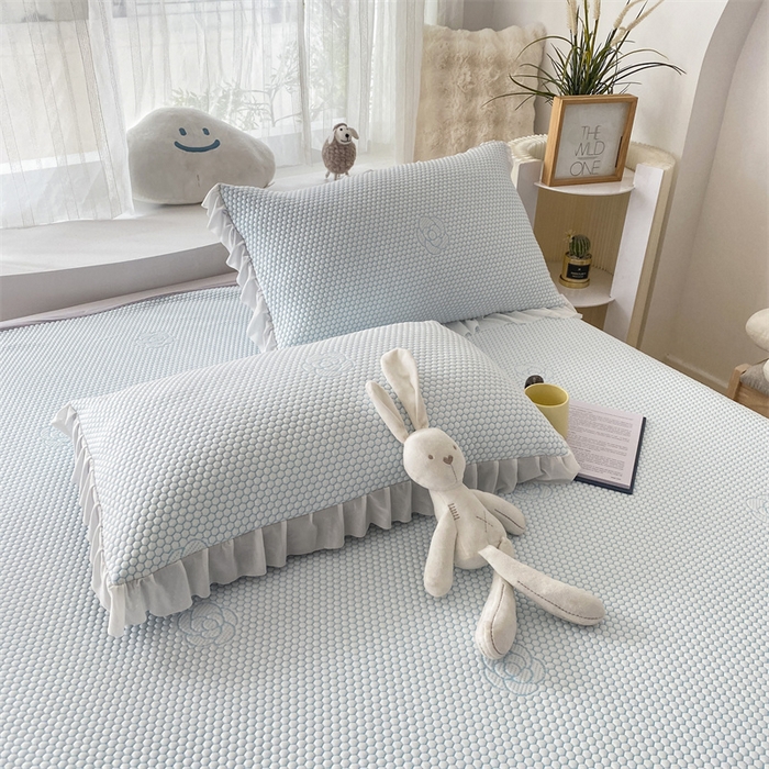 91家纺网 家纺一手货源 找家纺 鑫姿席业 2025新款A类抗菌冰豆豆床裙款凉席-花朵系列 天空蓝