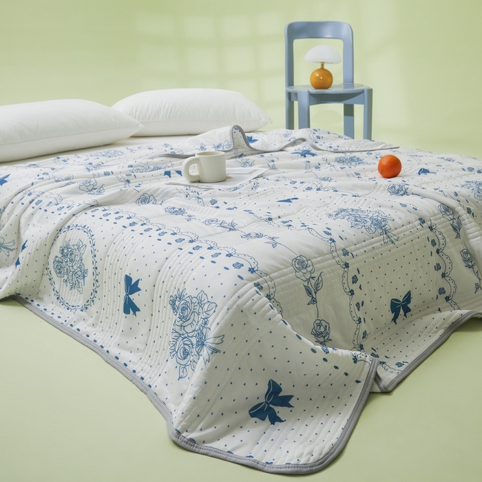 91家纺网 家纺一手货源 找家纺 LIFE.丽芙 2024年新品韩式风凉感丝夏被-跑量 浪漫庄园-蓝