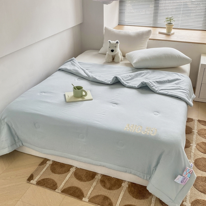 91家纺网 家纺一手货源 找家纺 梦恬佳  2024新款泡泡纱羽丝棉夏被 香草蓝