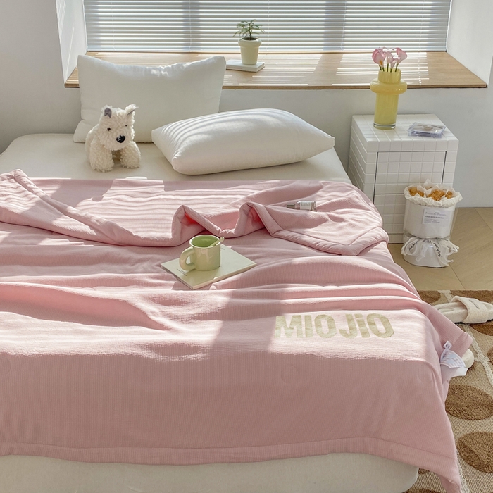 91家纺网 家纺一手货源 找家纺 梦恬佳  2024新款泡泡纱羽丝棉夏被 奶油草莓