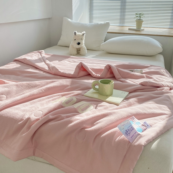 91家纺网 家纺一手货源 找家纺 梦恬佳  2024新款泡泡纱羽丝棉夏被 奶油草莓