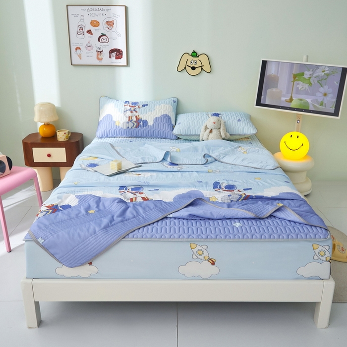 91家纺网 家纺一手货源 找家纺 LIFE.丽芙 2024年新品0.4乳胶凉席加厚床笠款三件套+凉感丝夏被可组合四件套-图片一 太空世界