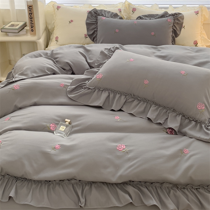 91家纺网 家纺一手货源 找家纺 可思家纺 2024新款水洗棉满版刺绣大宽花边款四件套 玫瑰满园-绅士灰