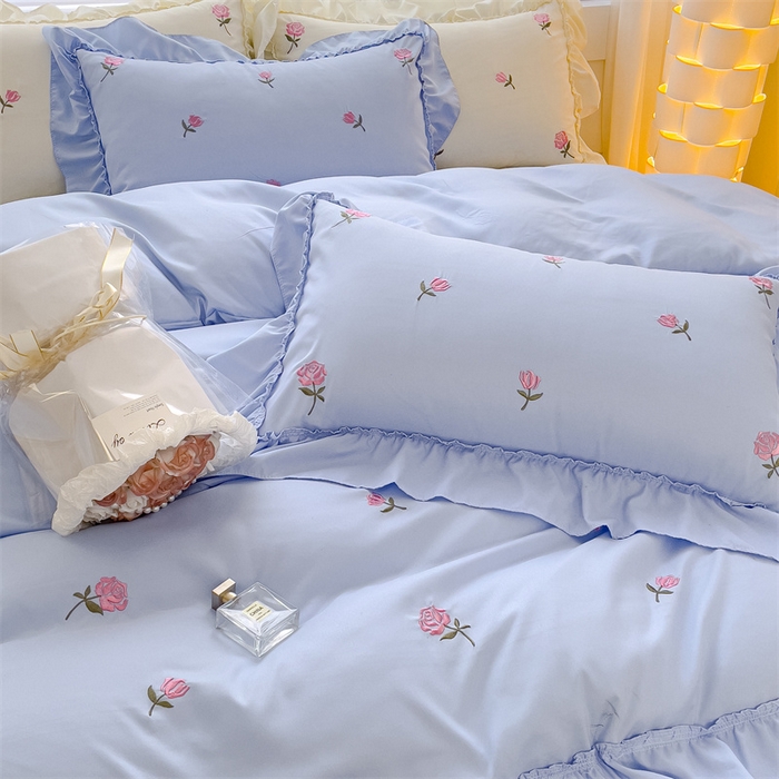 91家纺网 家纺一手货源 找家纺 可思家纺 2024新款水洗棉满版刺绣大宽花边款四件套 玫瑰满园-天空蓝