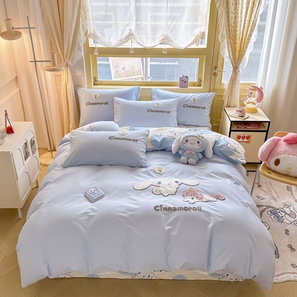 91家纺网 家纺一手货源 找家纺 沐辰家居   2024新款毛巾绣正版授权三丽鸥系列 绣花款-快乐云朵狗-浅蓝