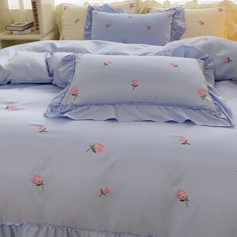 91家纺网 家纺一手货源 找家纺 可思家纺 2024新款水洗棉满版刺绣大宽花边款四件套 玫瑰满园-天空蓝