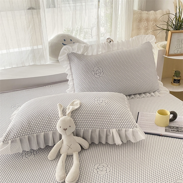 91家纺网 家纺一手货源 找家纺 鑫姿席业 2025新款A类抗菌冰豆豆床裙款凉席-花朵系列 淡雅灰