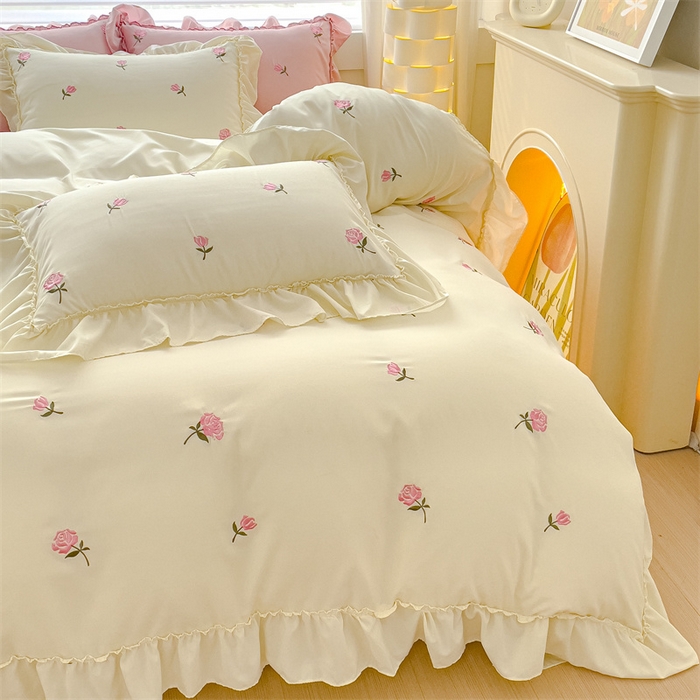 91家纺网 家纺一手货源 找家纺 可思家纺 2024新款水洗棉满版刺绣大宽花边款四件套 玫瑰满园-奶油白