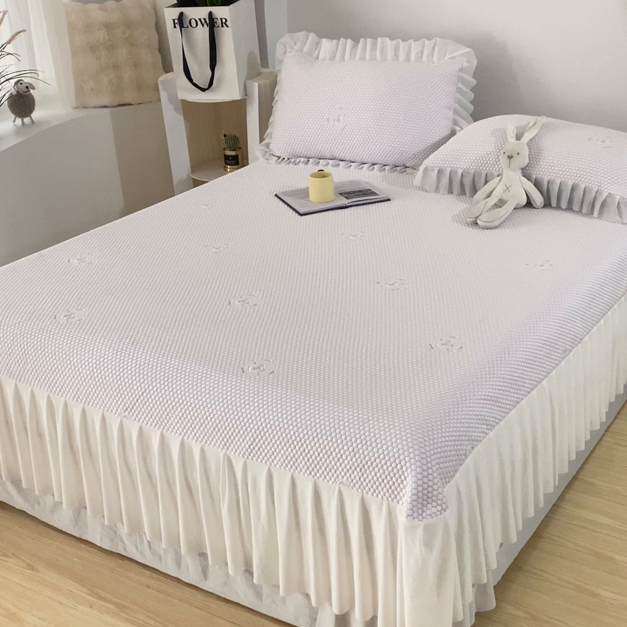 91家纺网 家纺一手货源 找家纺 鑫姿席业 2025新款A类抗菌冰豆豆床裙款凉席-小熊系列 冰藤紫