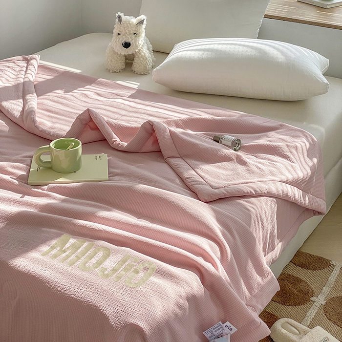 91家纺网 家纺一手货源 找家纺 梦恬佳  2024新款泡泡纱羽丝棉夏被 奶油草莓