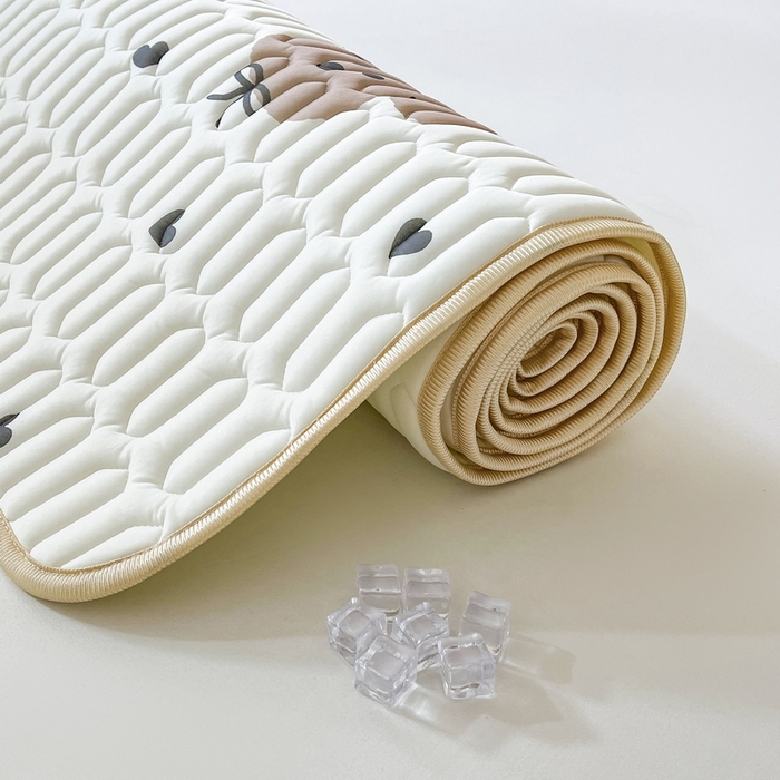 91家纺网 家纺一手货源 找家纺 LIFE.丽芙 2024年0.4乳胶凉席加厚条席款三件套＋凉感丝夏被可组合四件套图片二 呆呆狗