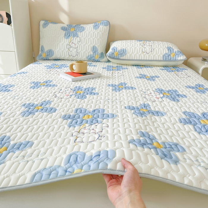 91家纺网 家纺一手货源 找家纺 LIFE.丽芙 2024年0.4乳胶凉席加厚条席款三件套＋凉感丝夏被可组合四件套图片二 邻家小兔