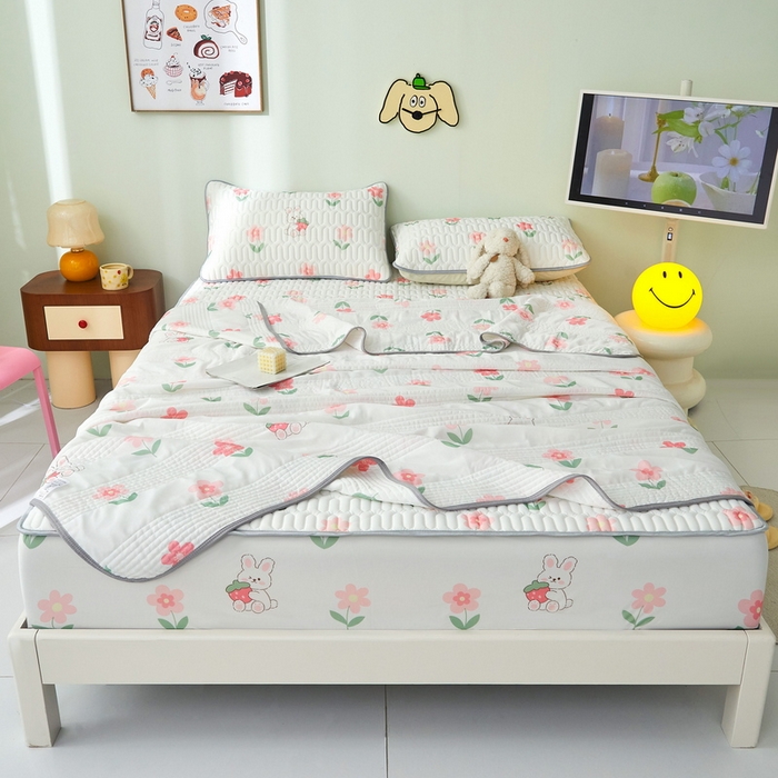 91家纺网 家纺一手货源 找家纺 LIFE.丽芙 2024年新品0.4乳胶凉席加厚床笠款三件套+凉感丝夏被可组合四件套-图片一 草莓兔