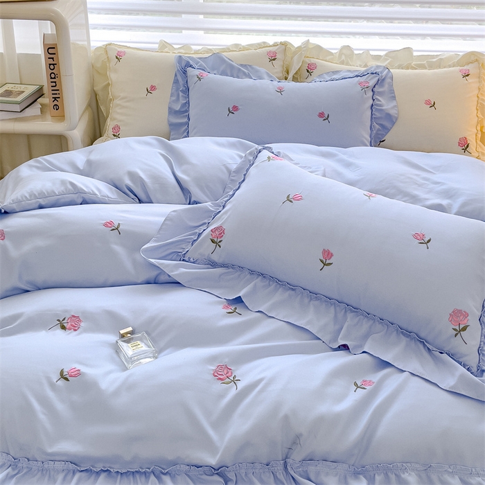 91家纺网 家纺一手货源 找家纺 可思家纺 2024新款水洗棉满版刺绣大宽花边款四件套 玫瑰满园-天空蓝