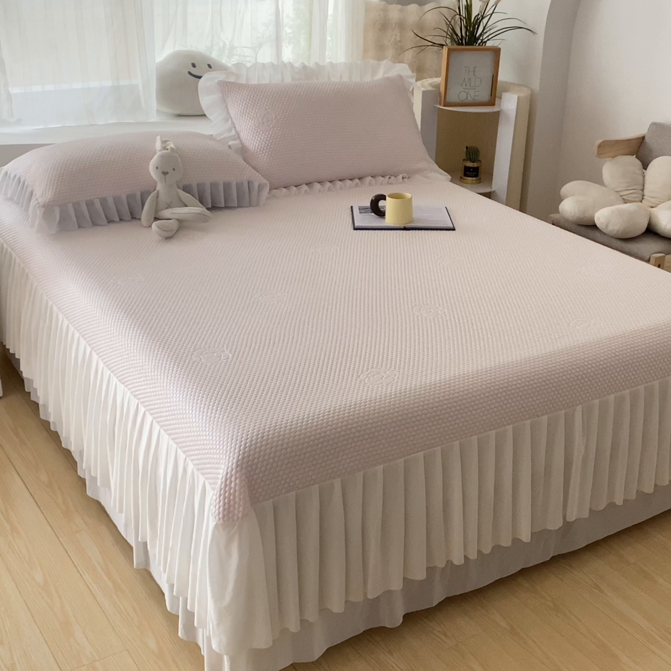 91家纺网 家纺一手货源 找家纺 鑫姿席业 2025新款A类抗菌冰豆豆床裙款凉席-花朵系列 蜜桃粉