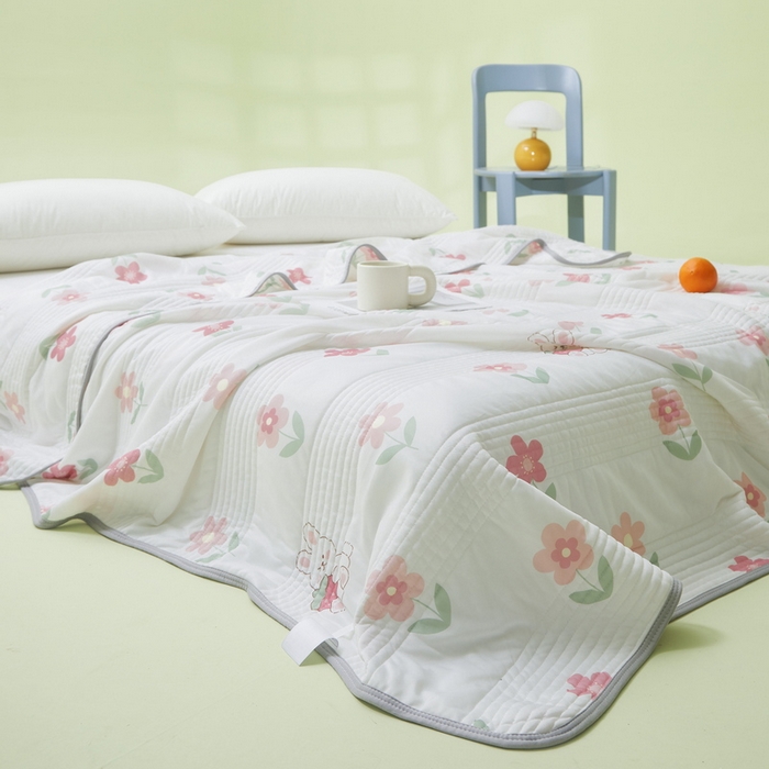 91家纺网 家纺一手货源 找家纺 LIFE.丽芙 2024年新品韩式风凉感丝夏被-跑量 草莓兔兔