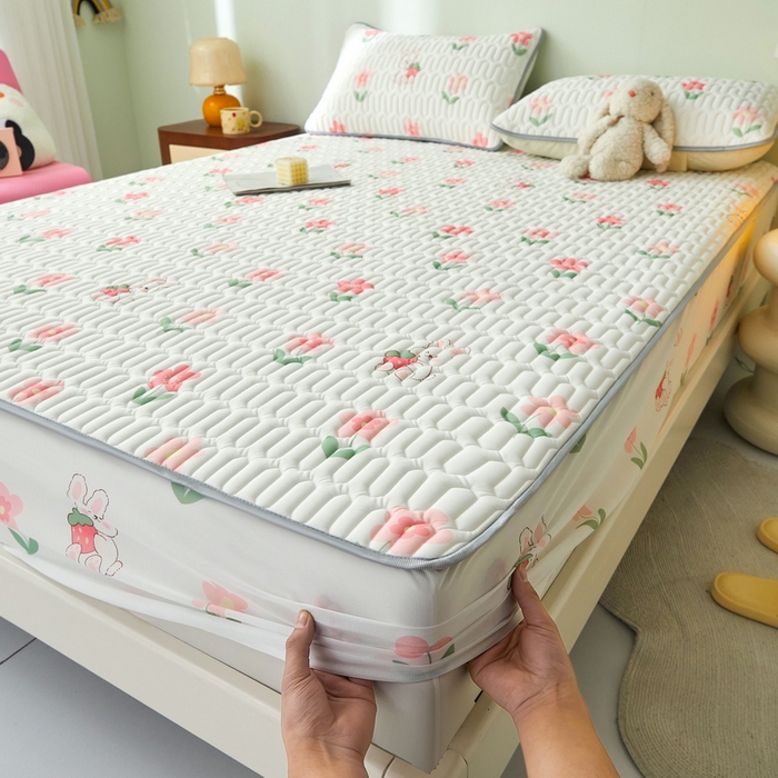 91家纺网 家纺一手货源 找家纺 LIFE.丽芙 2024年新品0.4乳胶凉席加厚床笠款三件套图片一 草莓兔