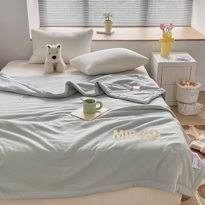 91家纺网 家纺一手货源 找家纺 梦恬佳  2024新款泡泡纱羽丝棉夏被 香草蓝