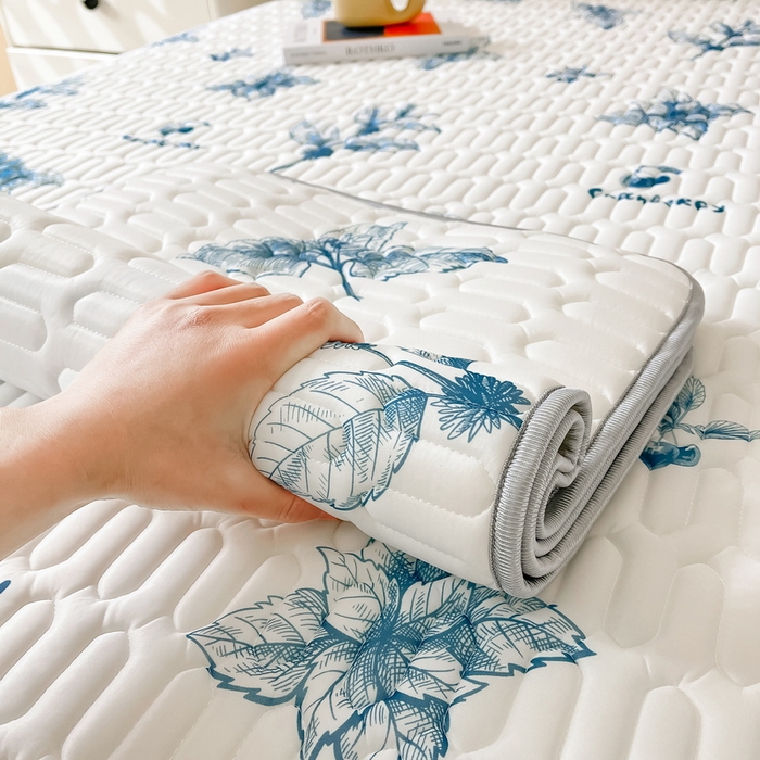 91家纺网 家纺一手货源 找家纺 LIFE.丽芙 2024年0.4乳胶凉席加厚条席款三件套＋凉感丝夏被可组合四件套图片二 花涧