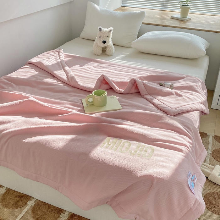 91家纺网 家纺一手货源 找家纺 梦恬佳  2024新款泡泡纱羽丝棉夏被 奶油草莓