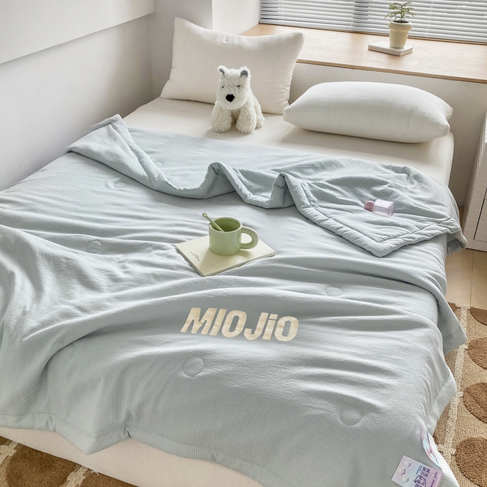 91家纺网 家纺一手货源 找家纺 梦恬佳  2024新款泡泡纱羽丝棉夏被 香草蓝