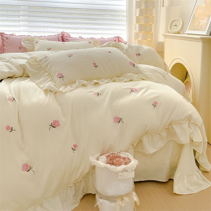 91家纺网 家纺一手货源 找家纺 可思家纺 2024新款水洗棉满版刺绣大宽花边款四件套 玫瑰满园-奶油白