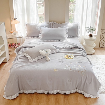 91家纺网 家纺一手货源 找家纺 左右家纺 2024新款泡泡纱花边夏被四件套 浅灰