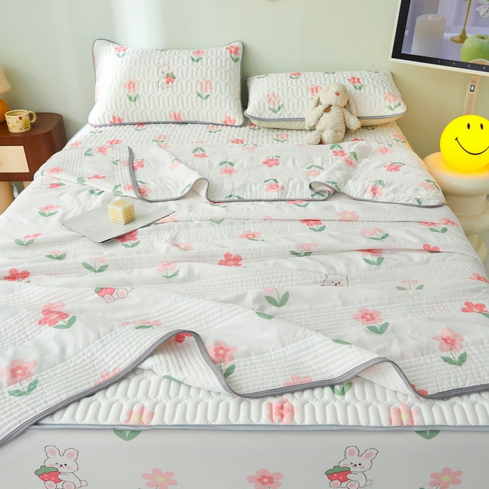 91家纺网 家纺一手货源 找家纺 LIFE.丽芙 2024年新品0.4乳胶凉席加厚床笠款三件套+凉感丝夏被可组合四件套-图片一 草莓兔