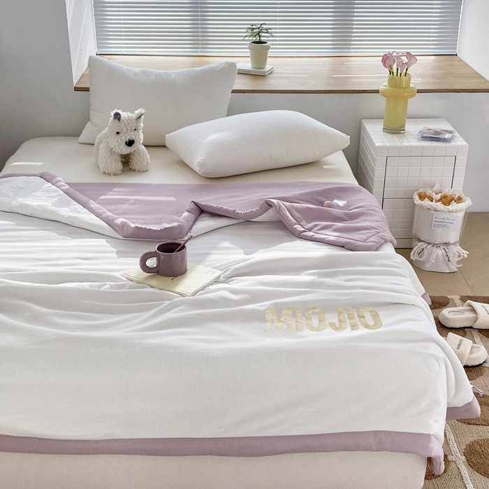 91家纺网 家纺一手货源 找家纺 梦恬佳  2024新款泡泡纱羽丝棉夏被 香芋拿铁