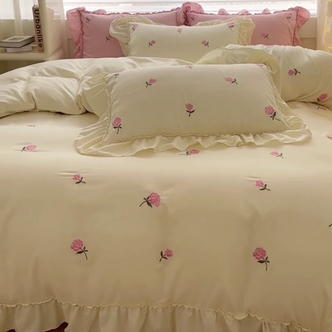 91家纺网 家纺一手货源 找家纺 可思家纺 2024新款水洗棉满版刺绣大宽花边款四件套 玫瑰满园-奶油白