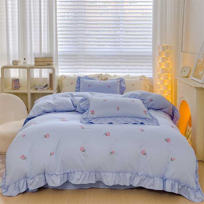 91家纺网 家纺一手货源 找家纺 可思家纺 2024新款水洗棉满版刺绣大宽花边款四件套 玫瑰满园-天空蓝