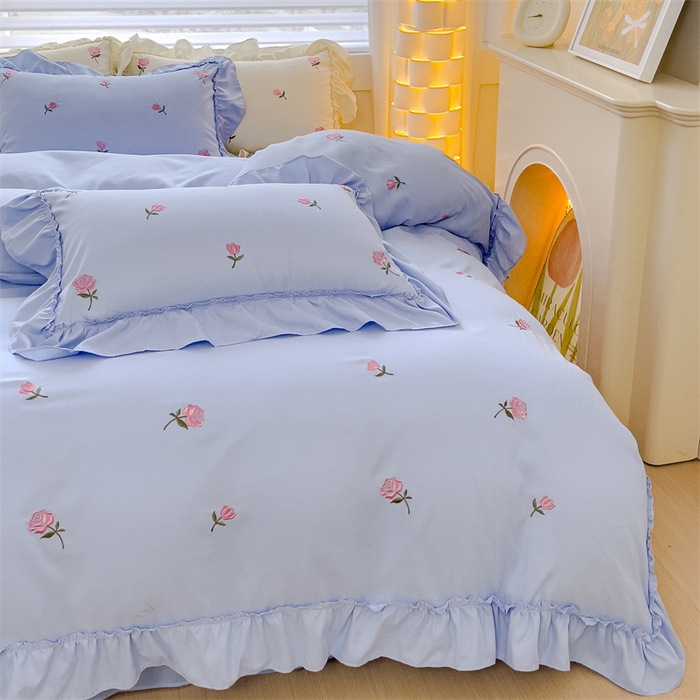 91家纺网 家纺一手货源 找家纺 可思家纺 2024新款水洗棉满版刺绣大宽花边款四件套 玫瑰满园-天空蓝