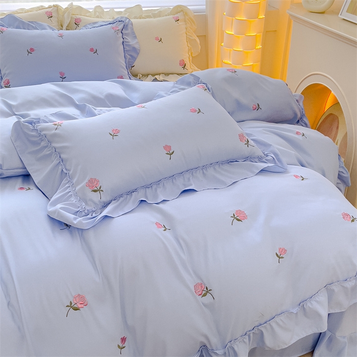 91家纺网 家纺一手货源 找家纺 可思家纺 2024新款水洗棉满版刺绣大宽花边款四件套 玫瑰满园-天空蓝