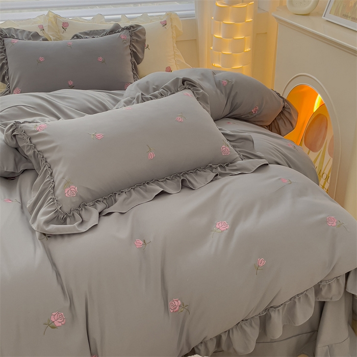 91家纺网 家纺一手货源 找家纺 可思家纺 2024新款水洗棉满版刺绣大宽花边款四件套 玫瑰满园-绅士灰