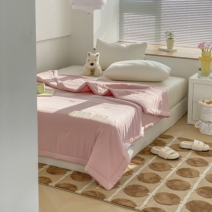 91家纺网 家纺一手货源 找家纺 梦恬佳  2024新款泡泡纱羽丝棉夏被 奶油草莓