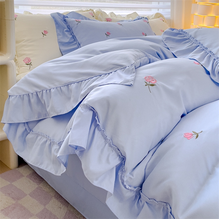 91家纺网 家纺一手货源 找家纺 可思家纺 2024新款水洗棉满版刺绣大宽花边款四件套 玫瑰满园-天空蓝