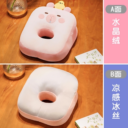 91家纺网 家纺一手货源 找家纺 仟亿莱 2024新款水晶绒凉感冰丝卡皮巴拉冰丝双面午睡枕 冰丝插手眯眯眼款