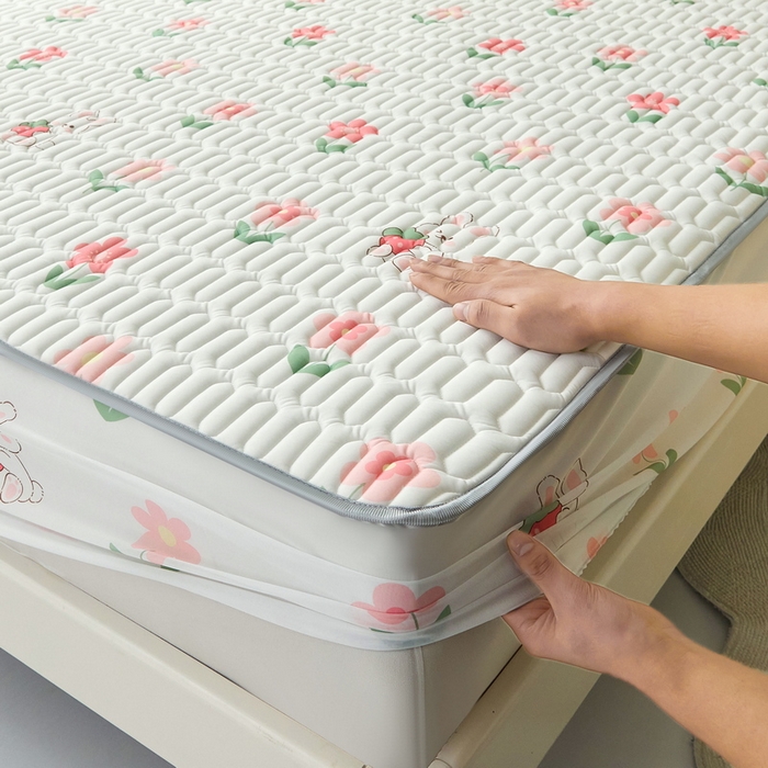 91家纺网 家纺一手货源 找家纺 LIFE.丽芙 2024年新品0.4乳胶凉席加厚床笠款三件套图片一 草莓兔