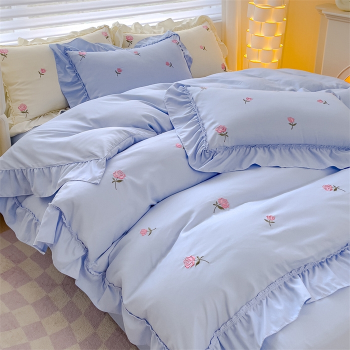 91家纺网 家纺一手货源 找家纺 可思家纺 2024新款水洗棉满版刺绣大宽花边款四件套 玫瑰满园-天空蓝
