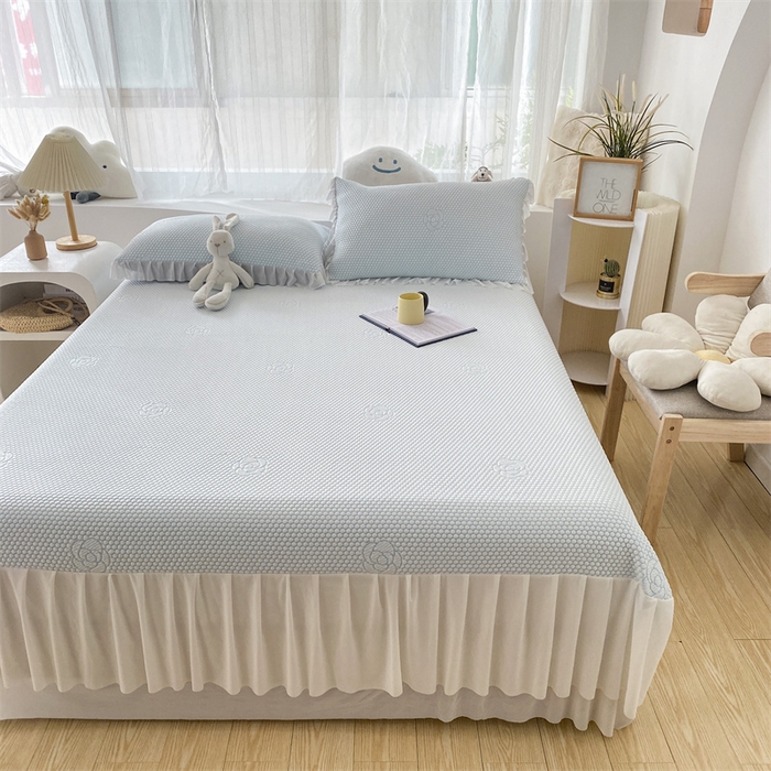 91家纺网 家纺一手货源 找家纺 鑫姿席业 2025新款A类抗菌冰豆豆床裙款凉席-花朵系列 天空蓝