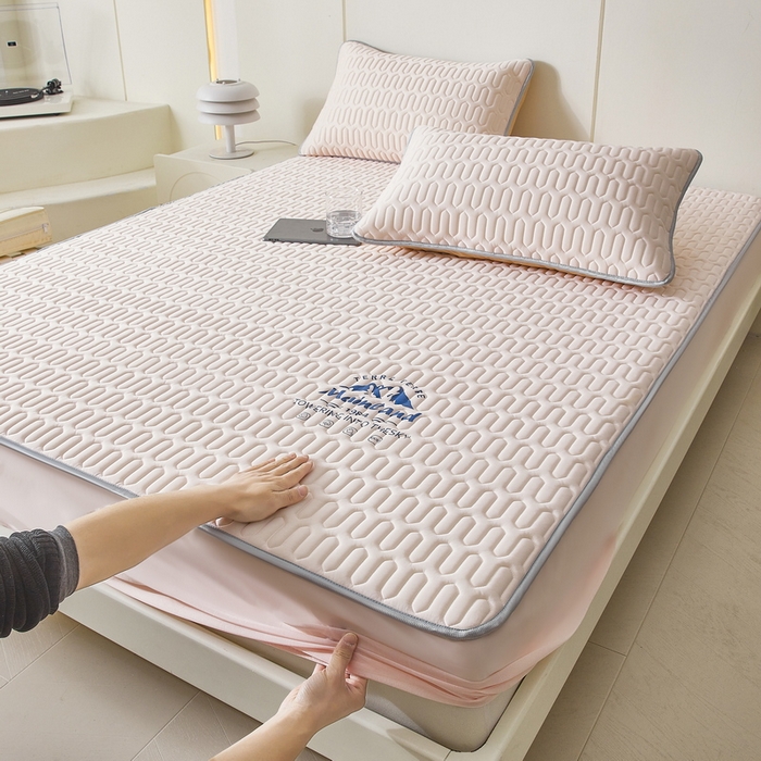 91家纺网 家纺一手货源 找家纺 LIFE.丽芙 2024新款乳胶凉席素色-富士山烫画床笠款 樱花粉