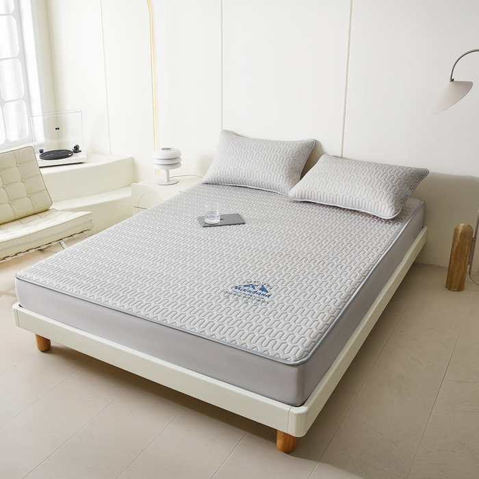 91家纺网 家纺一手货源 找家纺 LIFE.丽芙 2024新款乳胶凉席素色-富士山烫画床笠款 珍珠灰