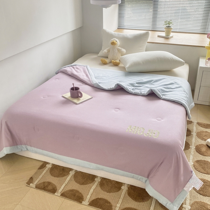 91家纺网 家纺一手货源 找家纺 梦恬佳  2024新款泡泡纱羽丝棉夏被 芋泥海盐