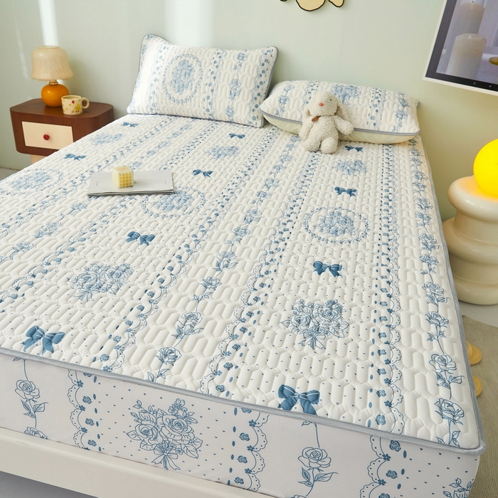 91家纺网 家纺一手货源 找家纺 LIFE.丽芙 2024年新品0.4乳胶凉席加厚床笠款三件套图片一 浪漫庄园-蓝