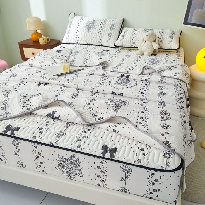 91家纺网 家纺一手货源 找家纺 LIFE.丽芙 2024年新品0.4乳胶凉席加厚床笠款三件套+凉感丝夏被可组合四件套-图片一 浪漫庄园-黑