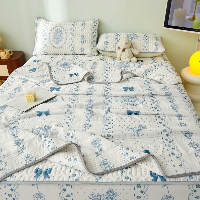 91家纺网 家纺一手货源 找家纺 LIFE.丽芙 2024年新品0.4乳胶凉席加厚床笠款三件套+凉感丝夏被可组合四件套-图片一 浪漫庄园-蓝