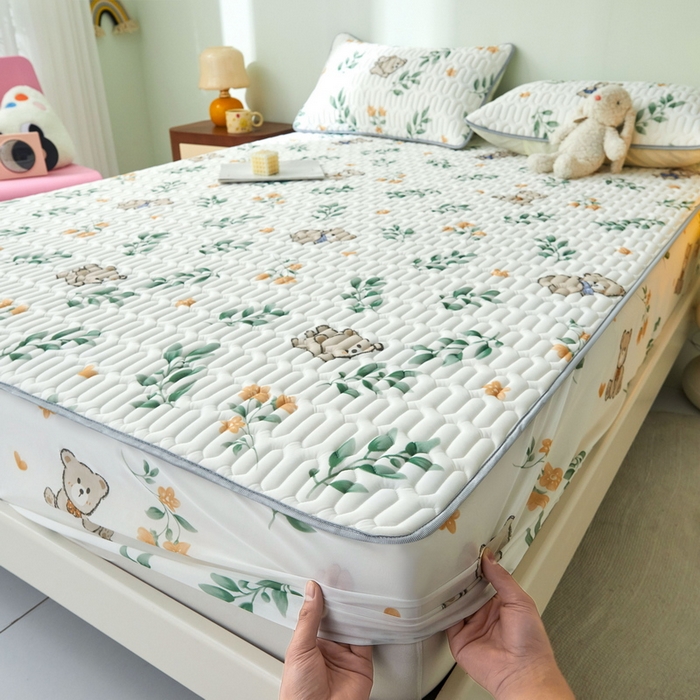 91家纺网 家纺一手货源 找家纺 LIFE.丽芙 2024年新品0.4乳胶凉席加厚床笠款三件套+凉感丝夏被可组合四件套-图片一 绿叶萌熊